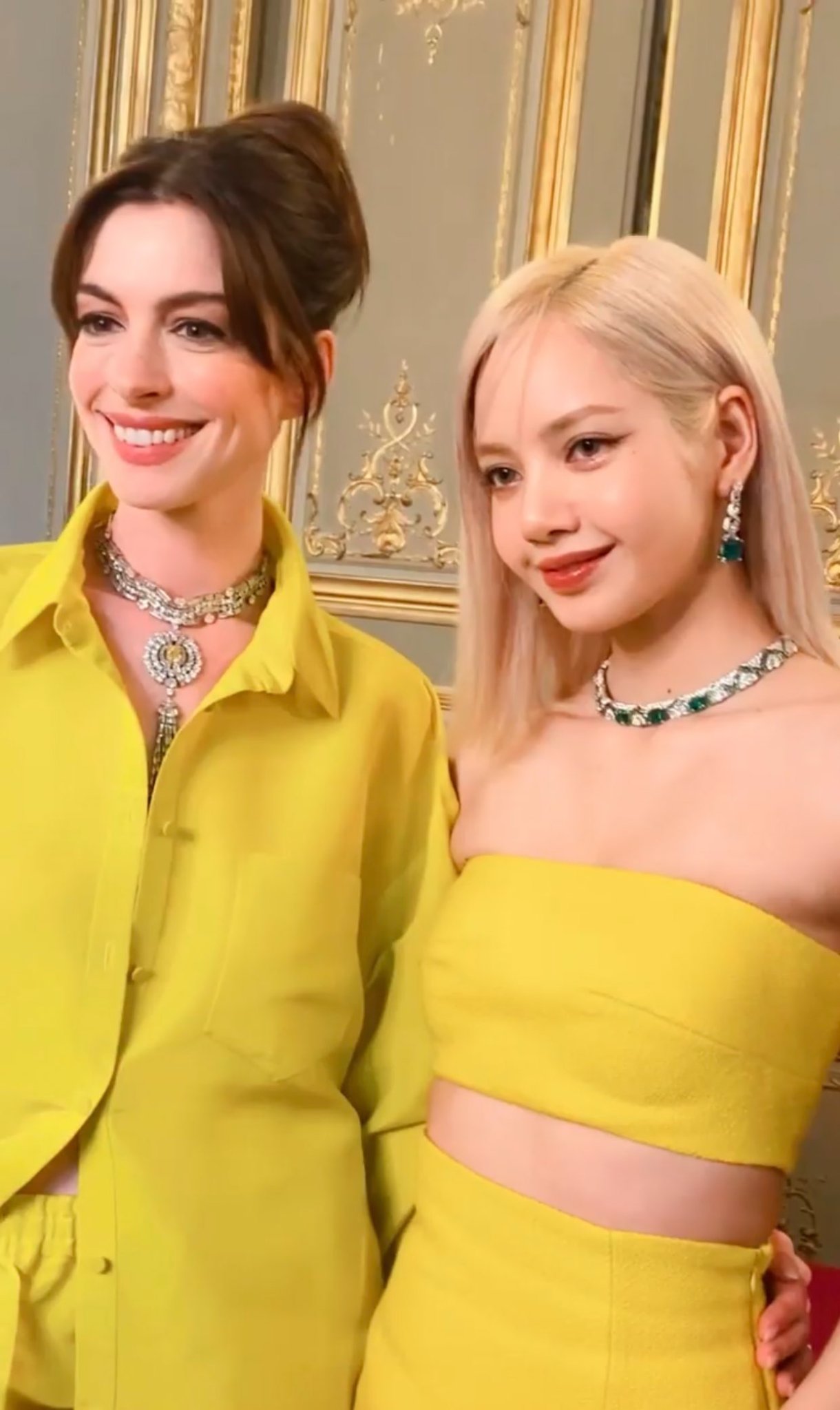 lisa blackpink tai xuat voi toc khac la do sac voi cong chua anne hathaway6 lisa blackpink tai xuat voi toc khac la do sac voi cong chua anne hathaway6