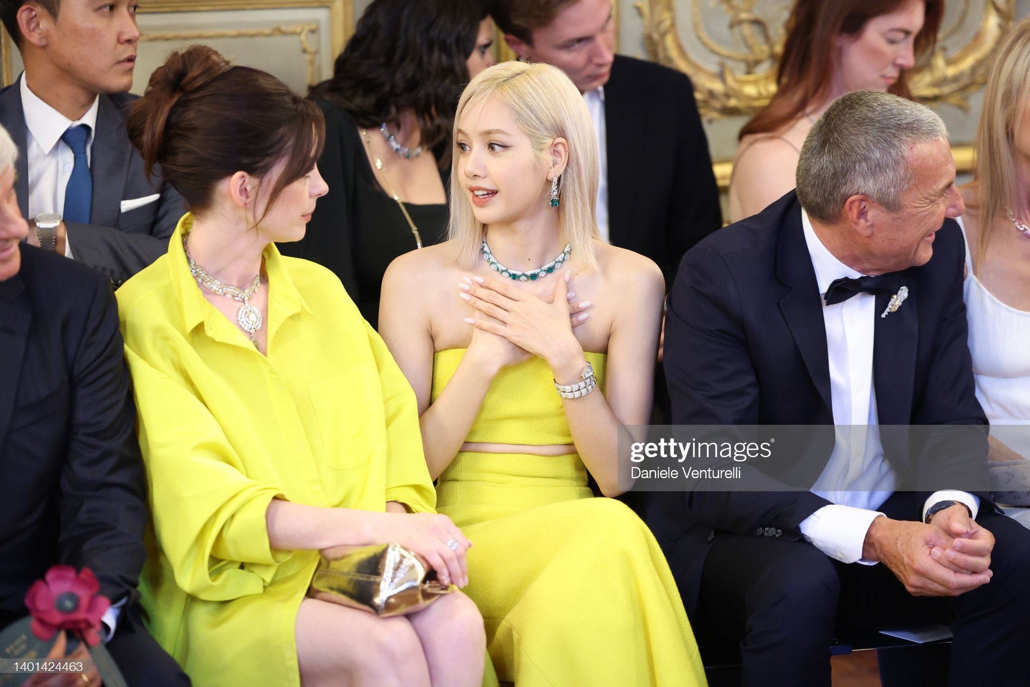 lisa blackpink tai xuat voi toc khac la do sac voi cong chua anne hathaway8 lisa blackpink tai xuat voi toc khac la do sac voi cong chua anne hathaway8