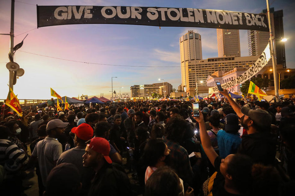 sri lanka dong cua truong hoc tam dung dich vu chinh phu khong thiet yeu