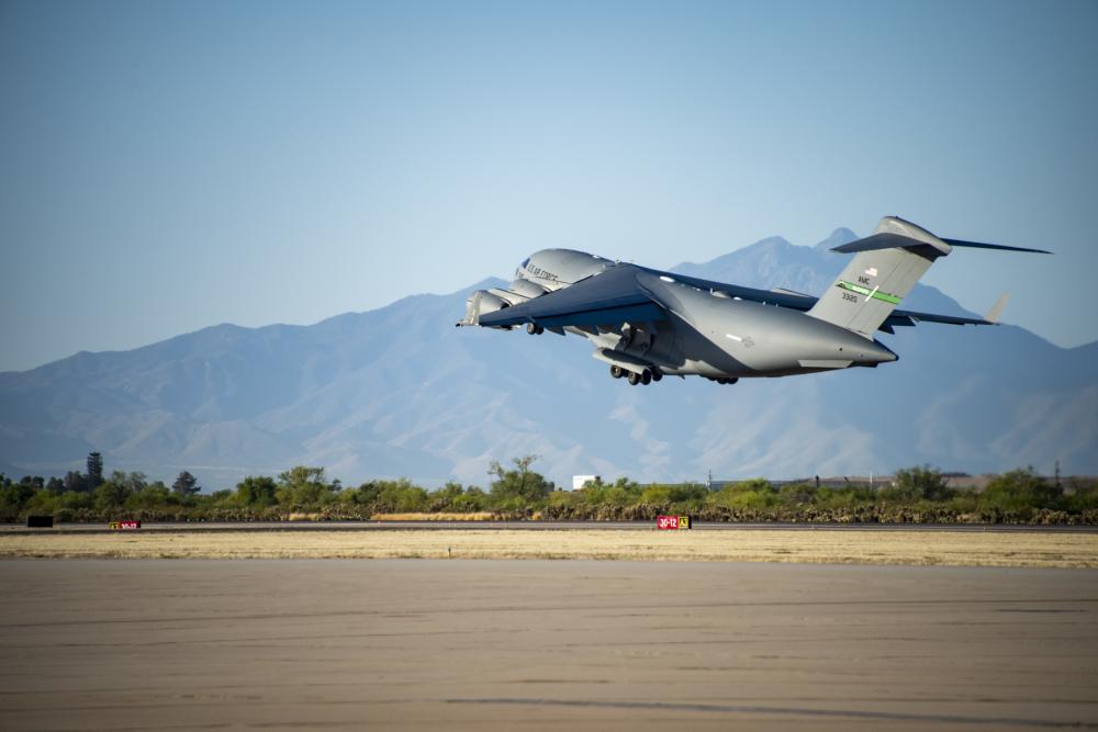 van tai co hang nang c 17 globemaster chuyen cho truc thang vien tro cho ukraine2 van tai co hang nang c 17 globemaster chuyen cho truc thang vien tro cho ukraine2