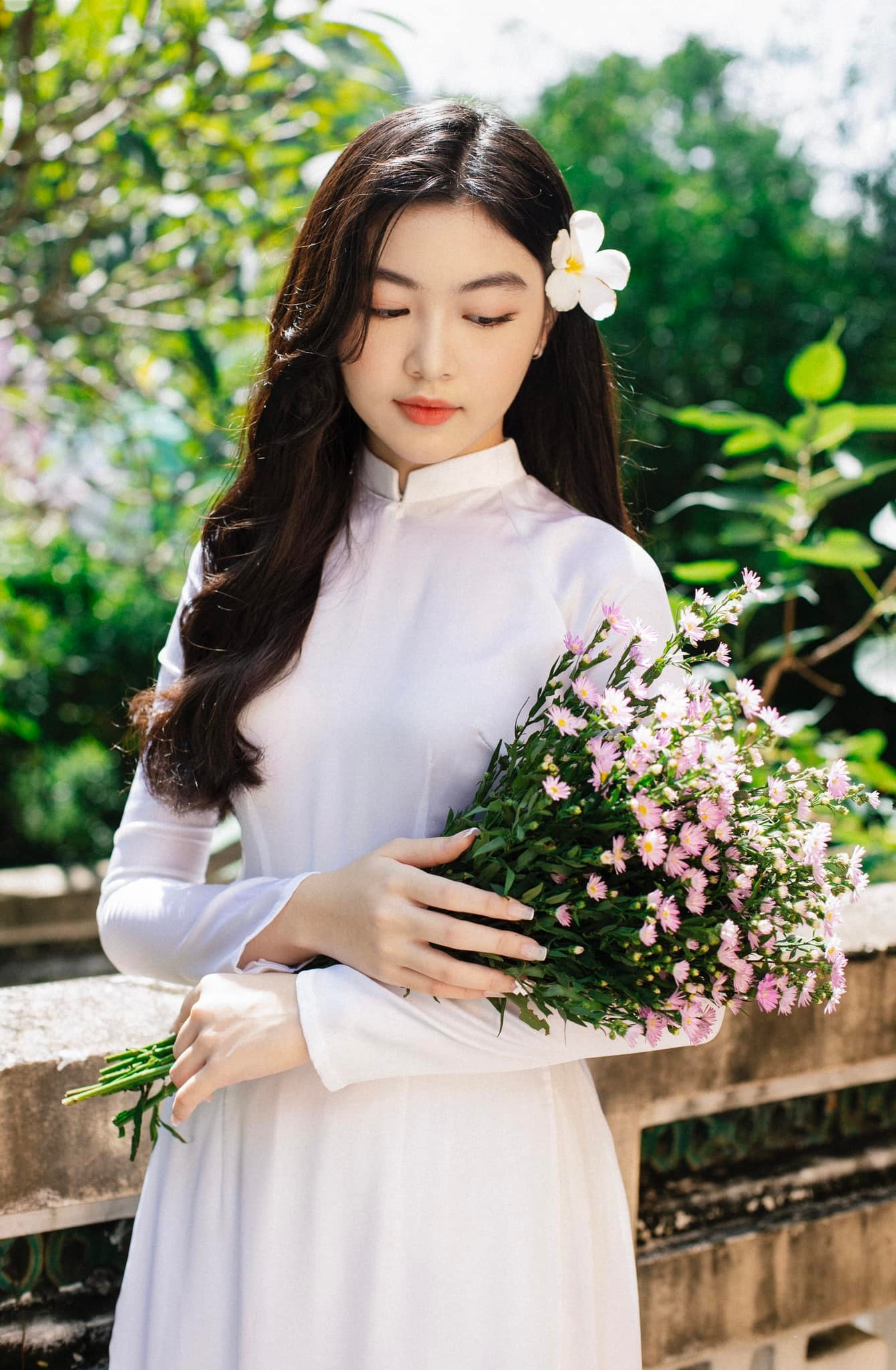 con gai quyen linh khoe nhan sac nang tho trong ao dai trang1