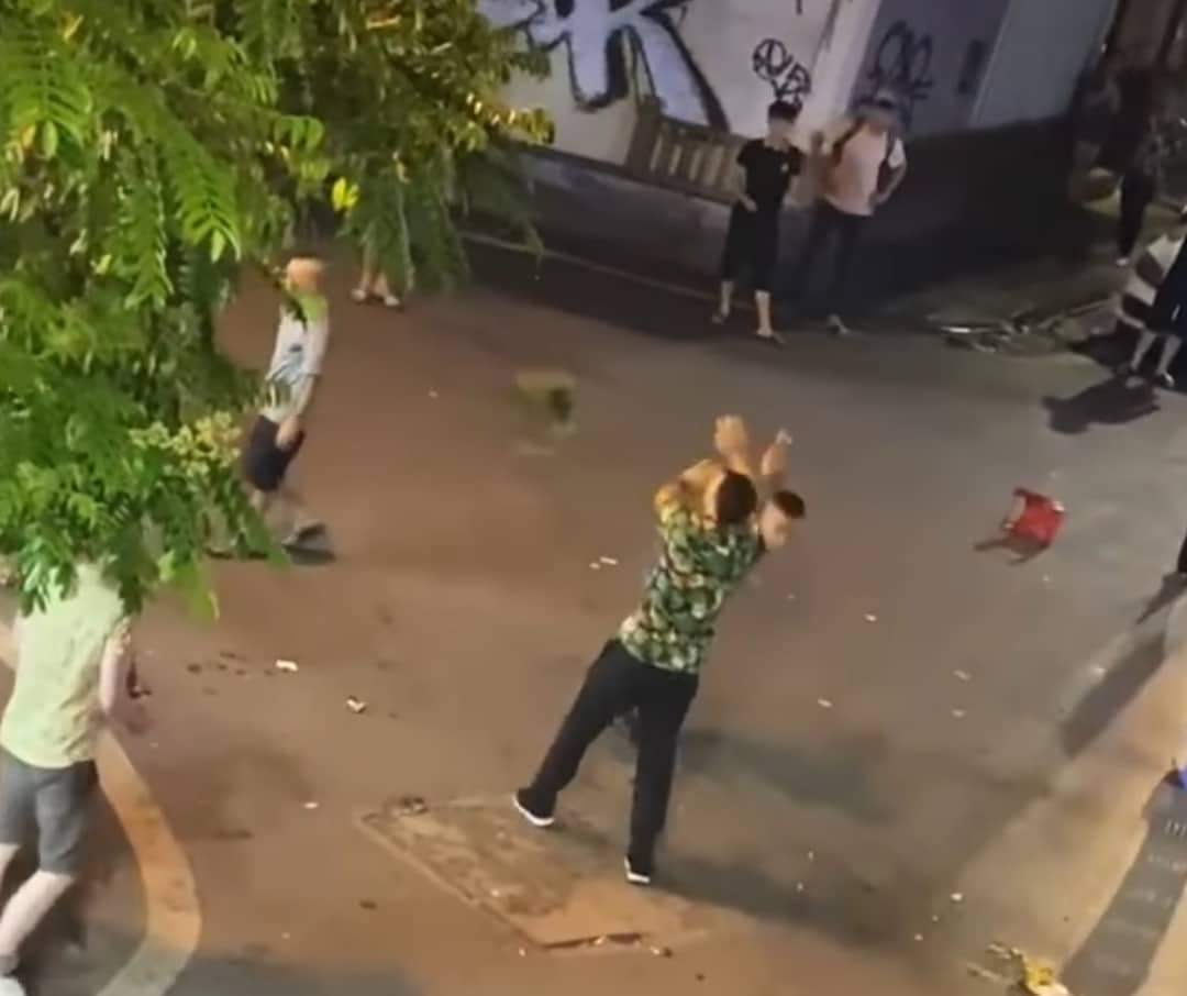 cong an thong tin vu du khach nuoc ngoai bi hanh hung o pho co cong an thong tin vu du khach nuoc ngoai bi hanh hung o pho co
