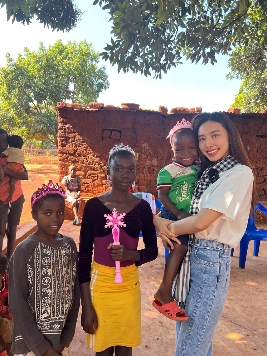 hoa hau thuy tien dang yeu khi day em be angola hat tieng viet2 hoa hau thuy tien dang yeu khi day em be angola hat tieng viet2