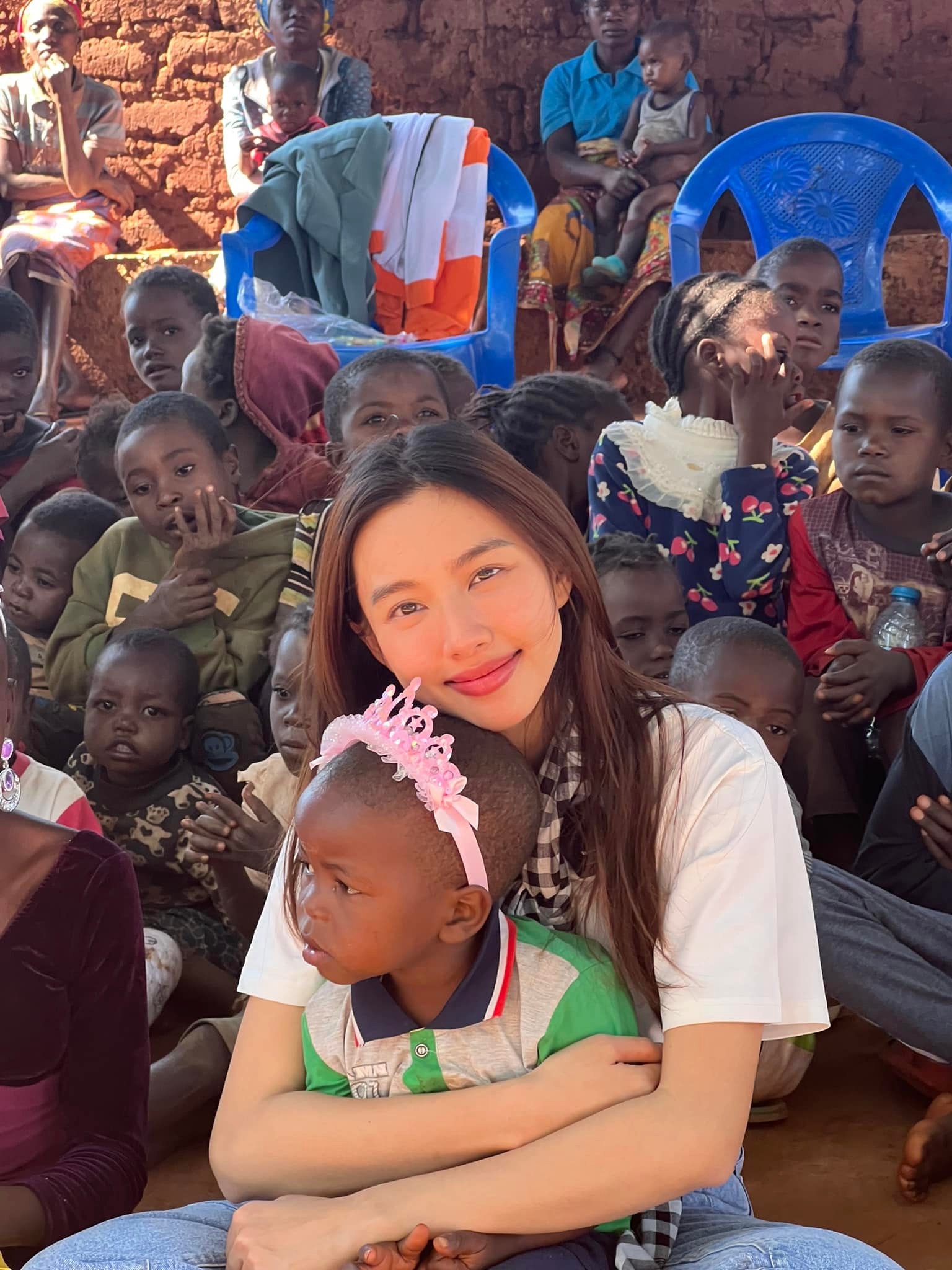 hoa hau thuy tien dang yeu khi day em be angola hat tieng viet5 hoa hau thuy tien dang yeu khi day em be angola hat tieng viet5