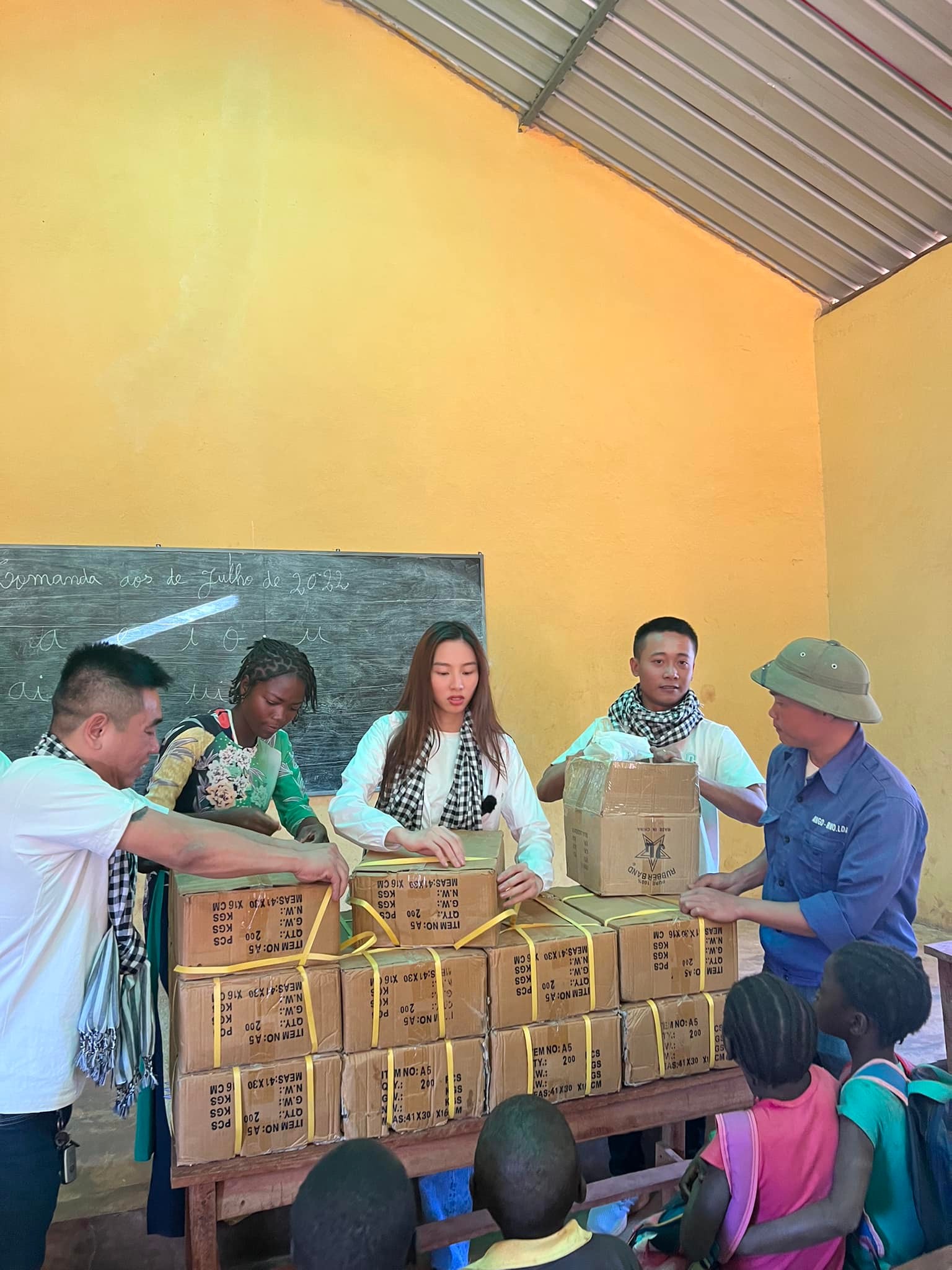 hoa hau thuy tien dang yeu khi day em be angola hat tieng viet9 hoa hau thuy tien dang yeu khi day em be angola hat tieng viet9
