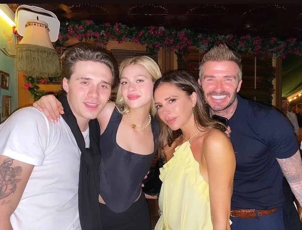 nicola peltz va me chong victoria beckham vuong tin bat hoa copy