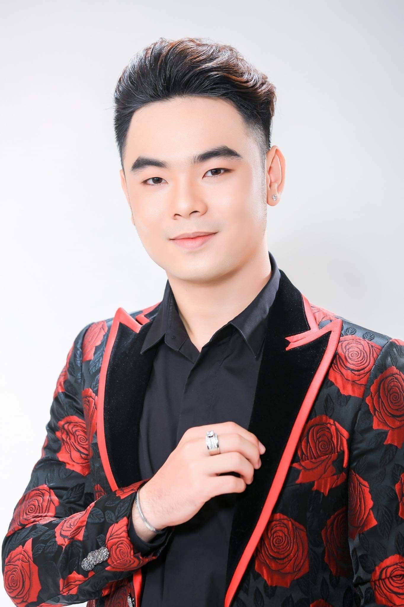 giong ca bolero truong sang phu nhan chuyen loi dung tien bac cua khan gia2