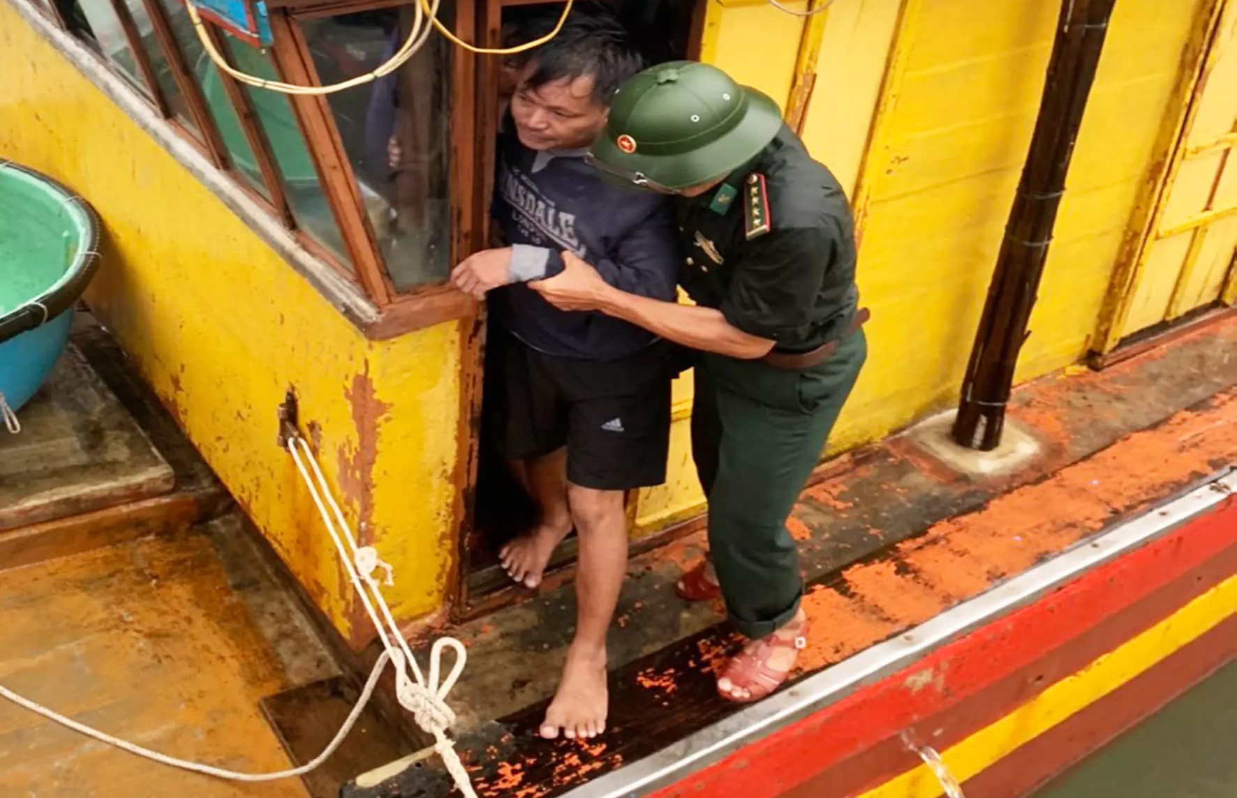 quang binh cuu song 8 ngu dan bi chim tau tren bien copy quang binh cuu song 8 ngu dan bi chim tau tren bien copy