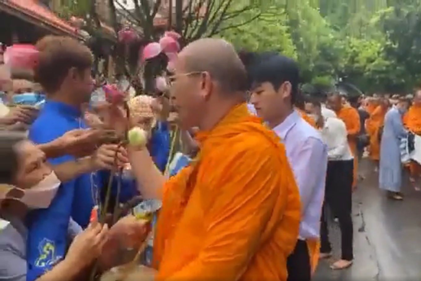 chua ba vang bi yeu cau go bo video chu tang ni nhan tien gay phan cam chua ba vang bi yeu cau go bo video chu tang ni nhan tien gay phan cam