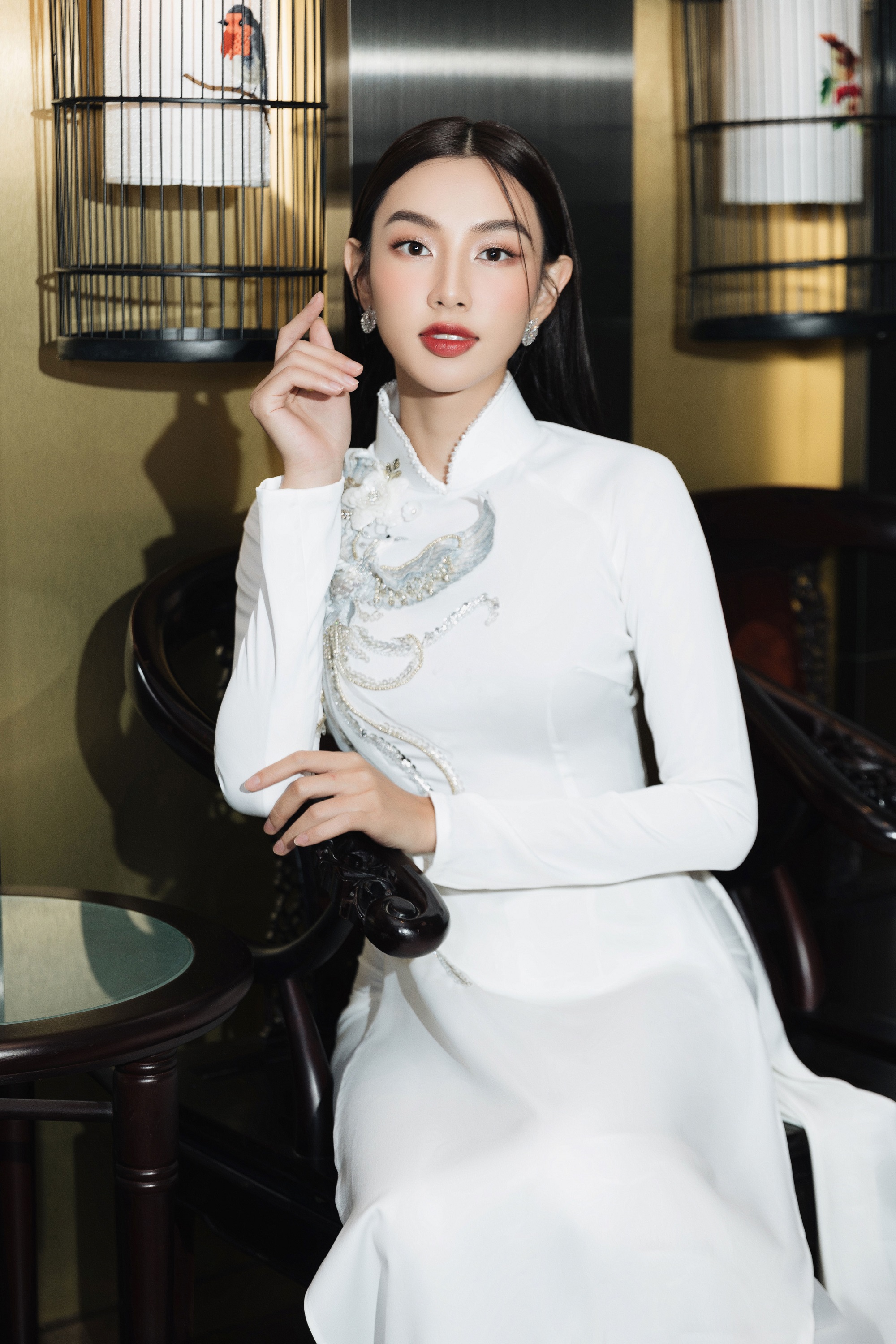 khong con cat xe tao bao hoa hau thuy tien quay tro lai voi ao dai truyen thong khi di su kien3