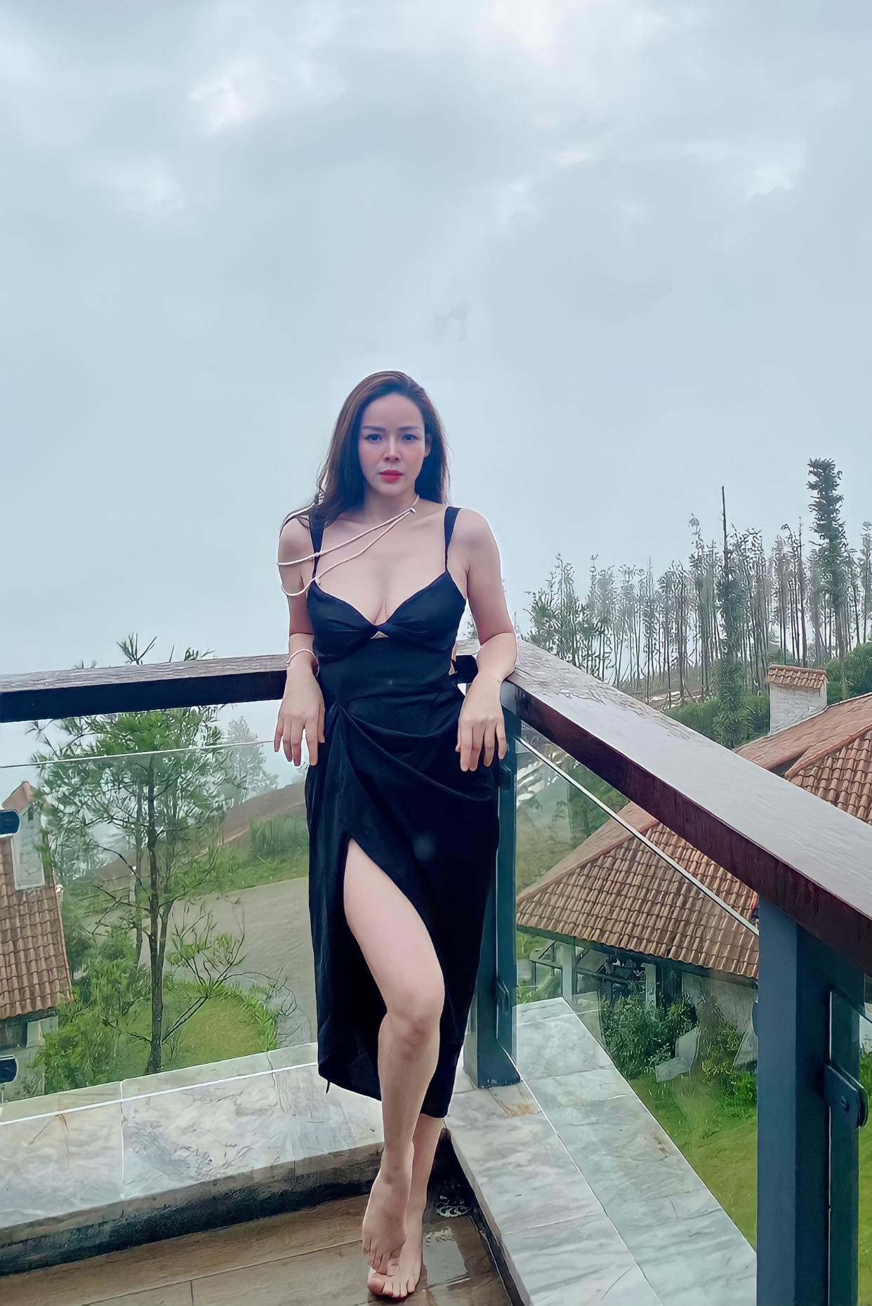 ve dep sexy cua diem huong chi sep quyen luc trong gara hanh phuc3 ve dep sexy cua diem huong chi sep quyen luc trong gara hanh phuc3