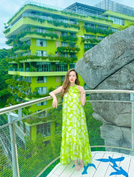ve dep sexy cua diem huong chi sep quyen luc trong gara hanh phuc7 ve dep sexy cua diem huong chi sep quyen luc trong gara hanh phuc7