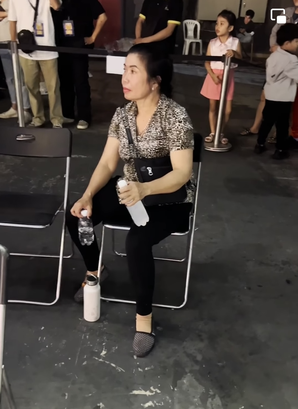 nguoi phu nu luon dong hanh voi le duong bao lam khi quay show 2 ngay 1 dem3 nguoi phu nu luon dong hanh voi le duong bao lam khi quay show 2 ngay 1 dem3