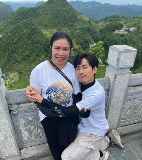 nguoi phu nu luon dong hanh voi le duong bao lam khi quay show 2 ngay 1 dem5 nguoi phu nu luon dong hanh voi le duong bao lam khi quay show 2 ngay 1 dem5