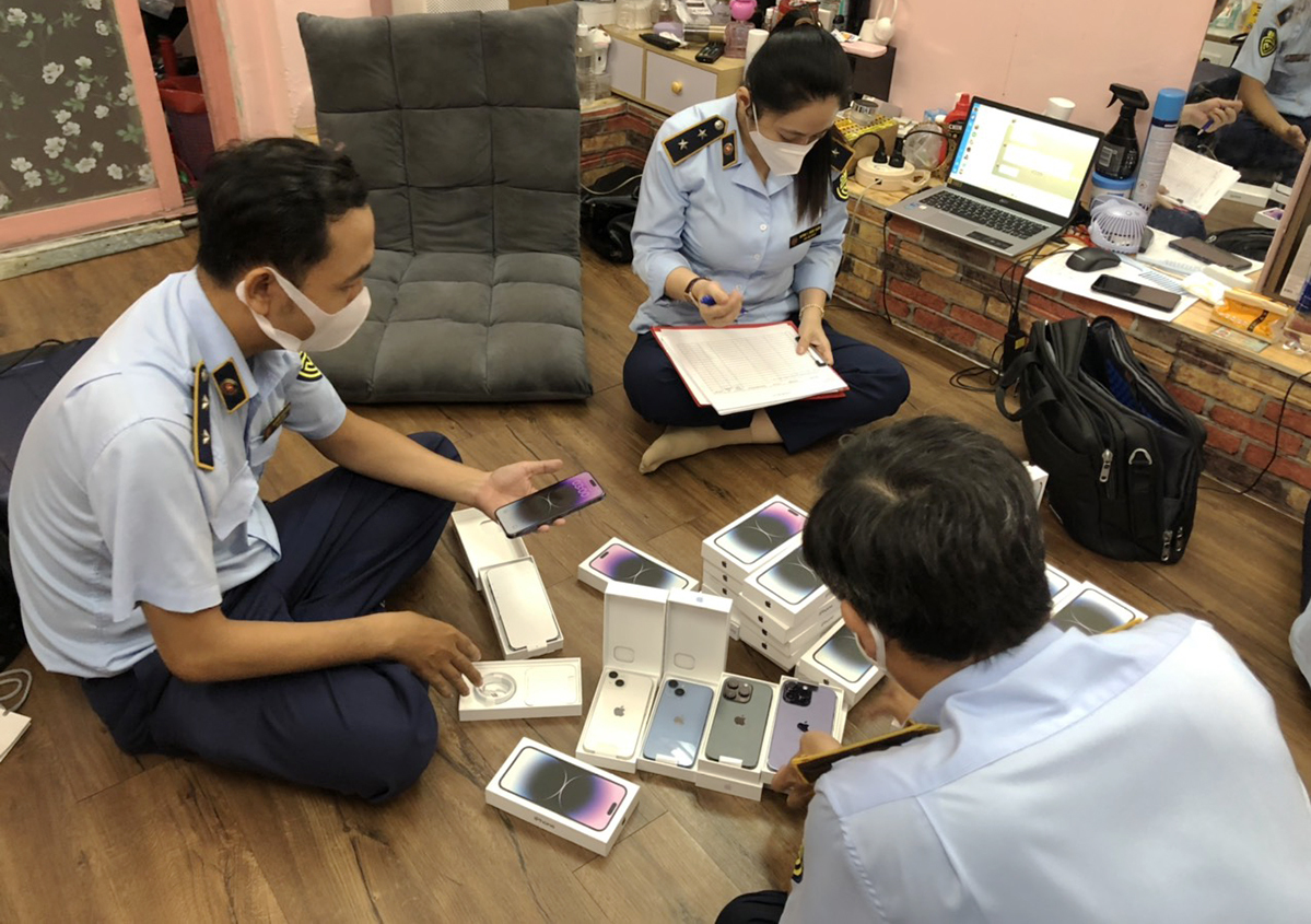 tp hcm phat hien vali chua iphone 14 nghi nhap lau tri gia 1 6 ty dong2 tp hcm phat hien vali chua iphone 14 nghi nhap lau tri gia 1 6 ty dong2