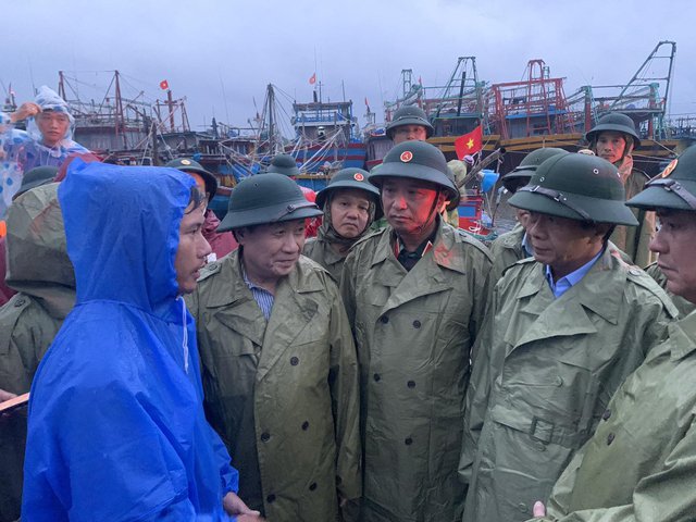 pho thu tuong le van thanh kiem tra cong tac ung pho bao tai quang tri4 pho thu tuong le van thanh kiem tra cong tac ung pho bao tai quang tri4
