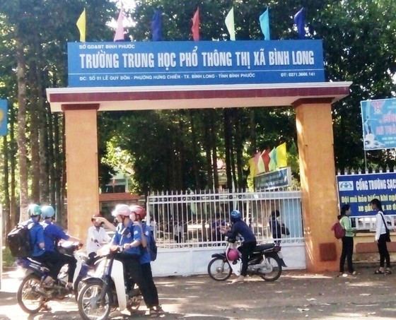 vu nam sinh lop 12 bi danh hoi dong truoc cong truong hieu truong noi gi dspl 1 vu nam sinh lop 12 bi danh hoi dong truoc cong truong hieu truong noi gi dspl 1
