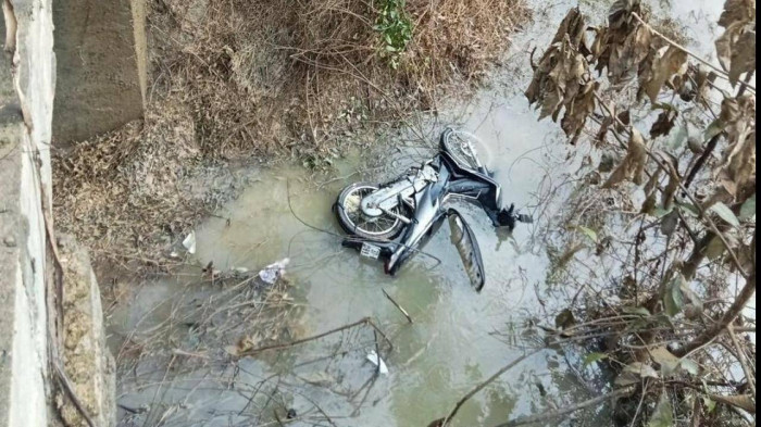 tin tuc tai nan giao thong moi ngay 8 10 2022 xe tai bi lat roi boc chay 4 nguoi mac ket trong cabin dspl 1