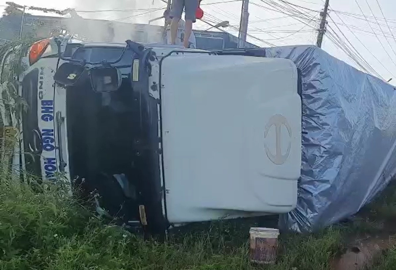 tin tuc tai nan giao thong moi ngay 8 10 2022 xe tai bi lat roi boc chay 4 nguoi mac ket trong cabin dspl 2
