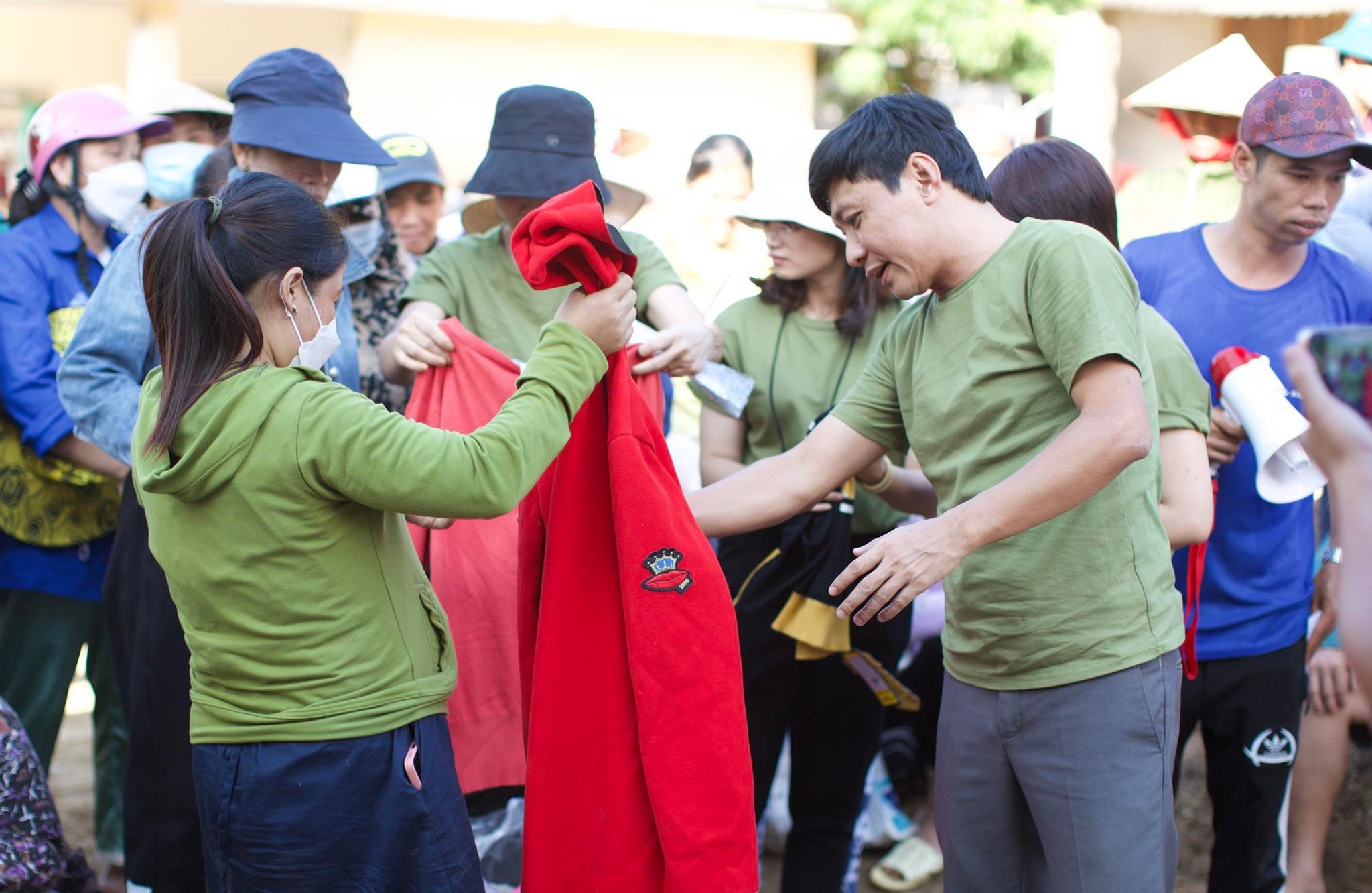 nguoi dua tin chung tay giup do ba con bi anh huong boi lu quet o nghe an dspl 4 nguoi dua tin chung tay giup do ba con bi anh huong boi lu quet o nghe an dspl 4