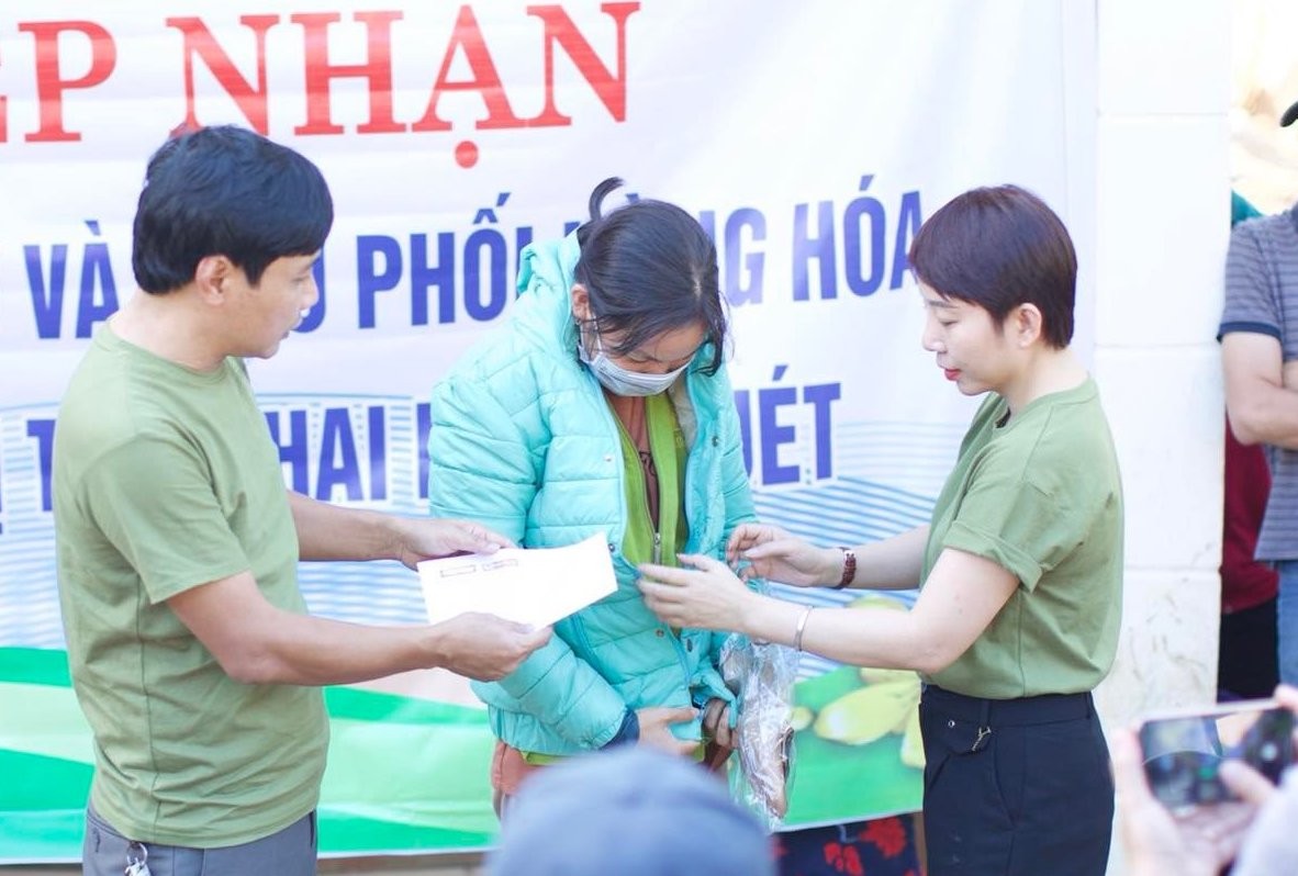nguoi dua tin chung tay giup do ba con bi anh huong boi lu quet o nghe an dspl 5 nguoi dua tin chung tay giup do ba con bi anh huong boi lu quet o nghe an dspl 5