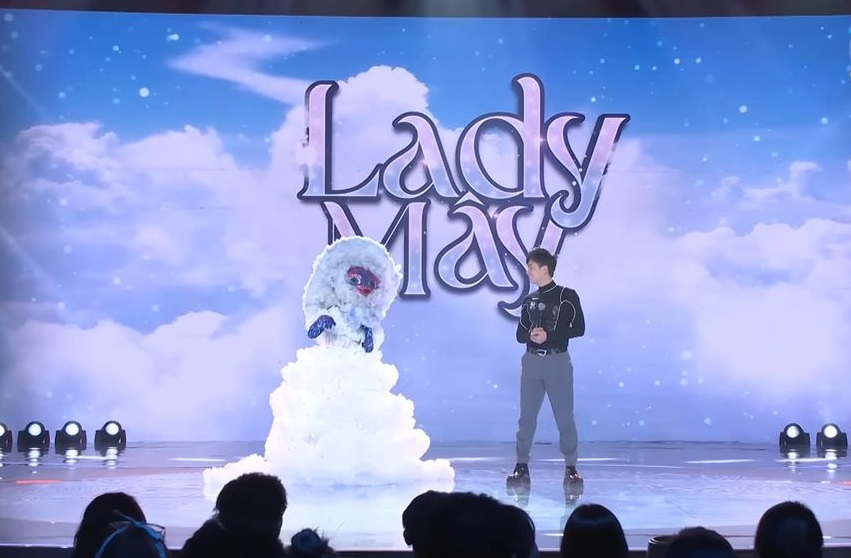 ca si mat na tranh cai viec lady may luon hat bai moi duoc nham den vi tri quan quan2 ca si mat na tranh cai viec lady may luon hat bai moi duoc nham den vi tri quan quan2