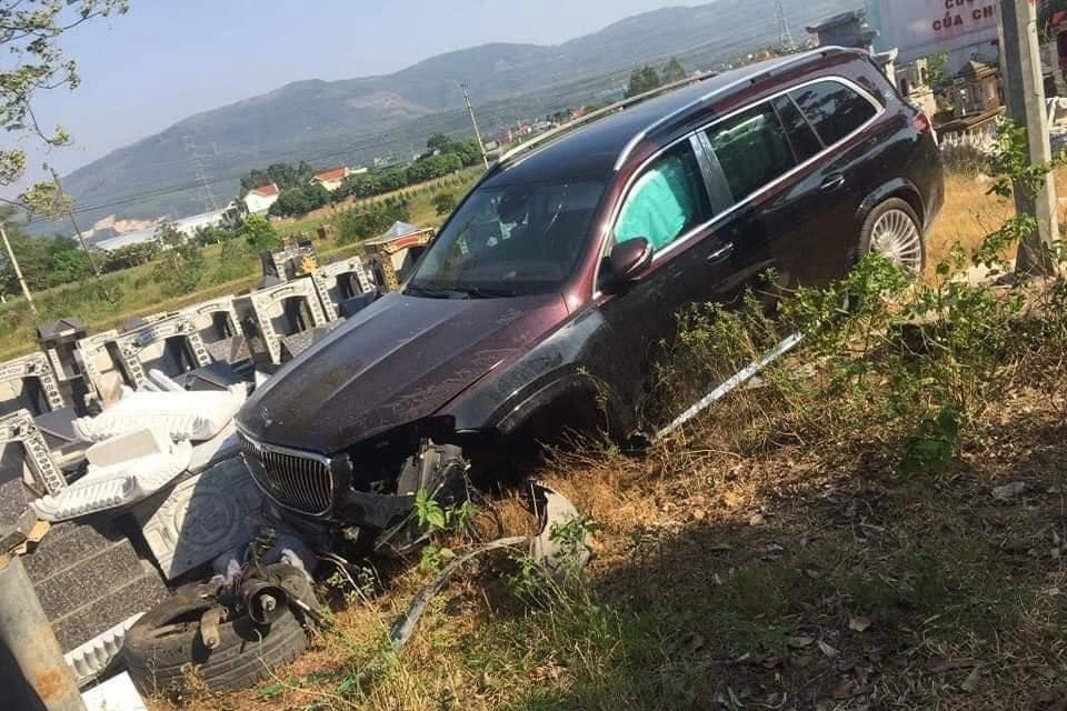 tin tuc tai nan giao thong moi ngay 19 10 2022 mercedes maybach gls 600 huc vao cua hang ban lang mo dspl 2 tin tuc tai nan giao thong moi ngay 19 10 2022 mercedes maybach gls 600 huc vao cua hang ban lang mo dspl 2