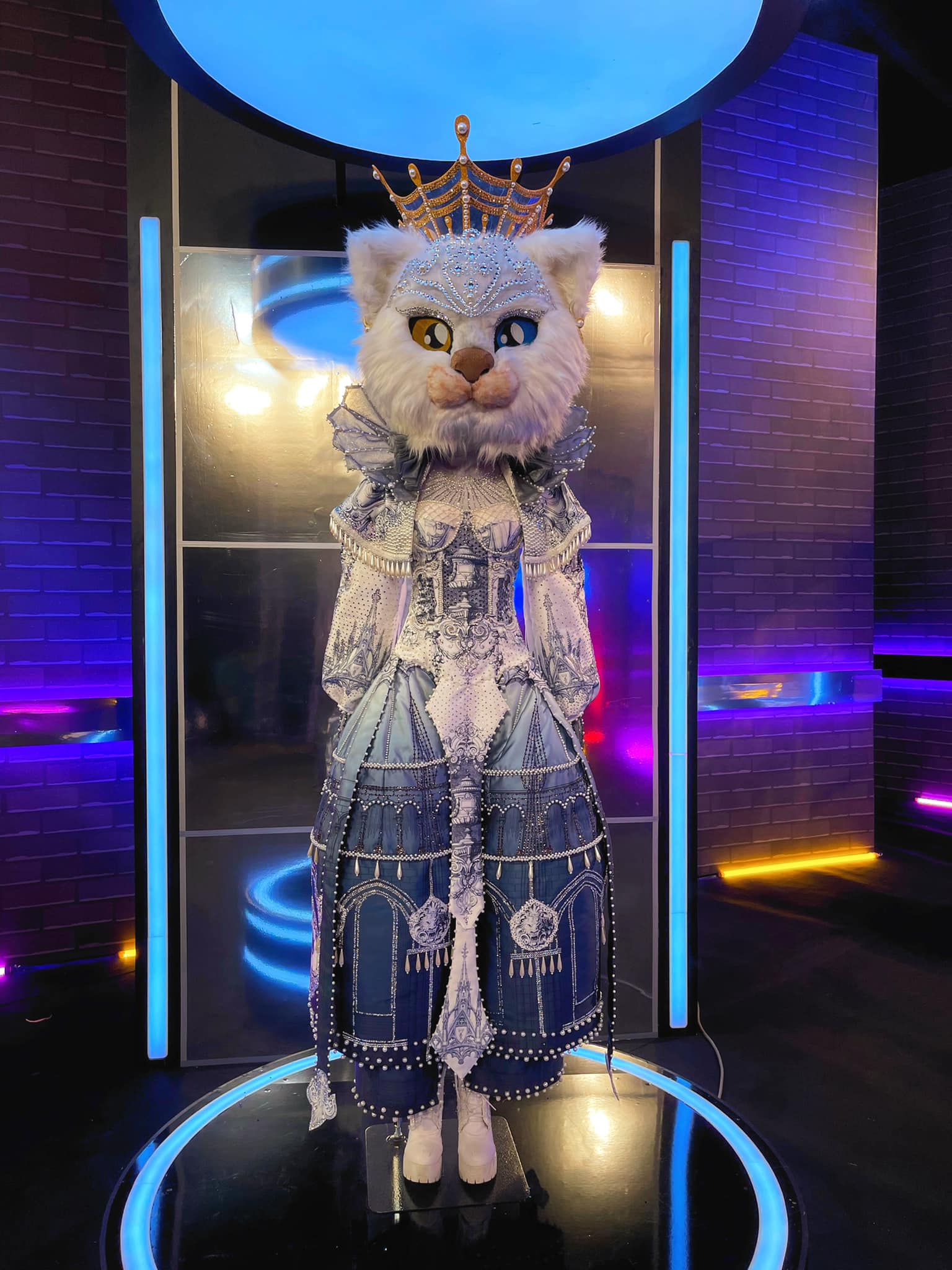 loat trang phuc mascot long lay trong ca si mat na o sen bat mat phuong hoang lua quyen luc2 loat trang phuc mascot long lay trong ca si mat na o sen bat mat phuong hoang lua quyen luc2