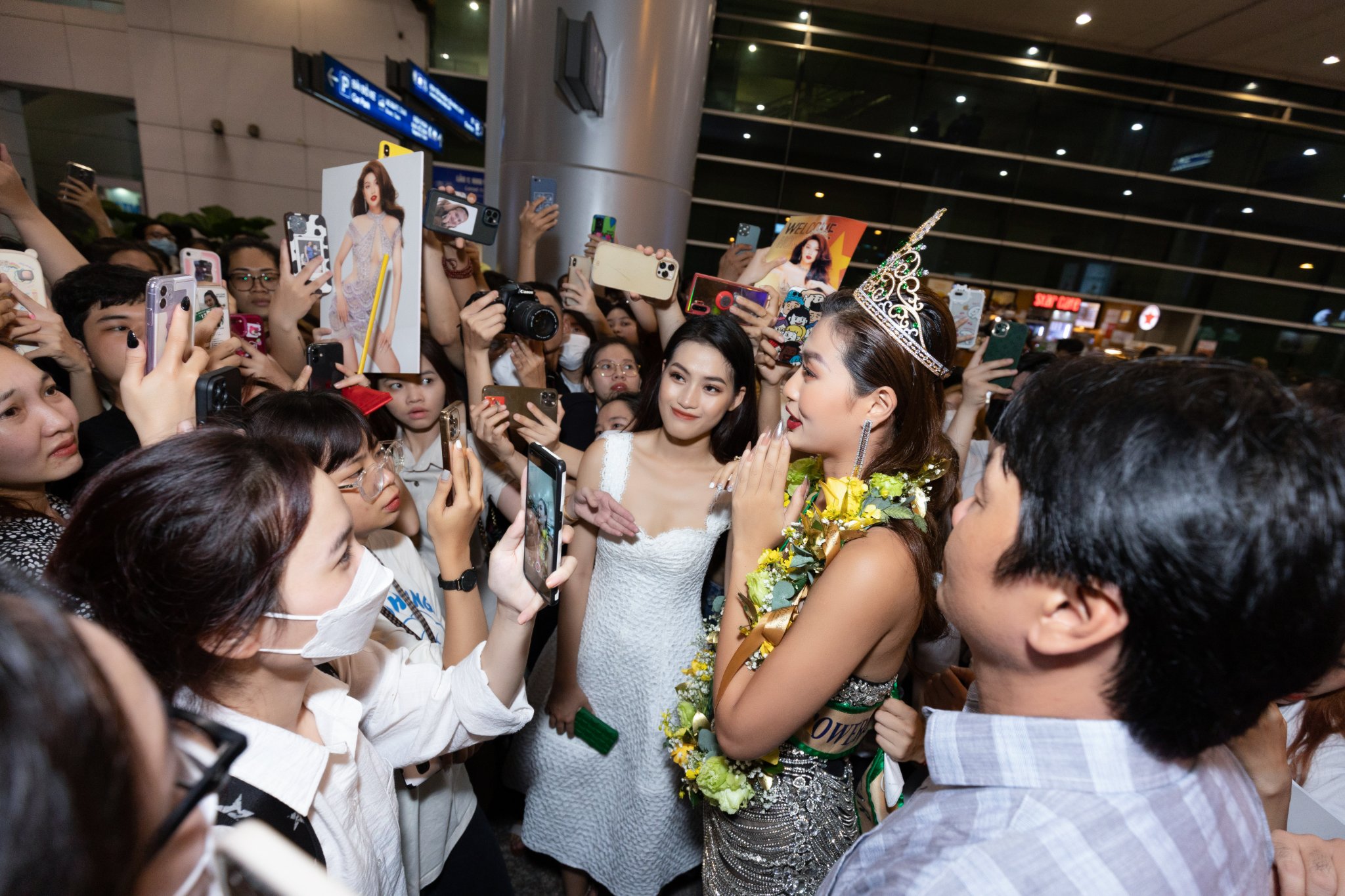 hoa hau thien an livestream sau khi tro ve tu hoa hau hoa binh quoc te 2022 3 hoa hau thien an livestream sau khi tro ve tu hoa hau hoa binh quoc te 2022 3