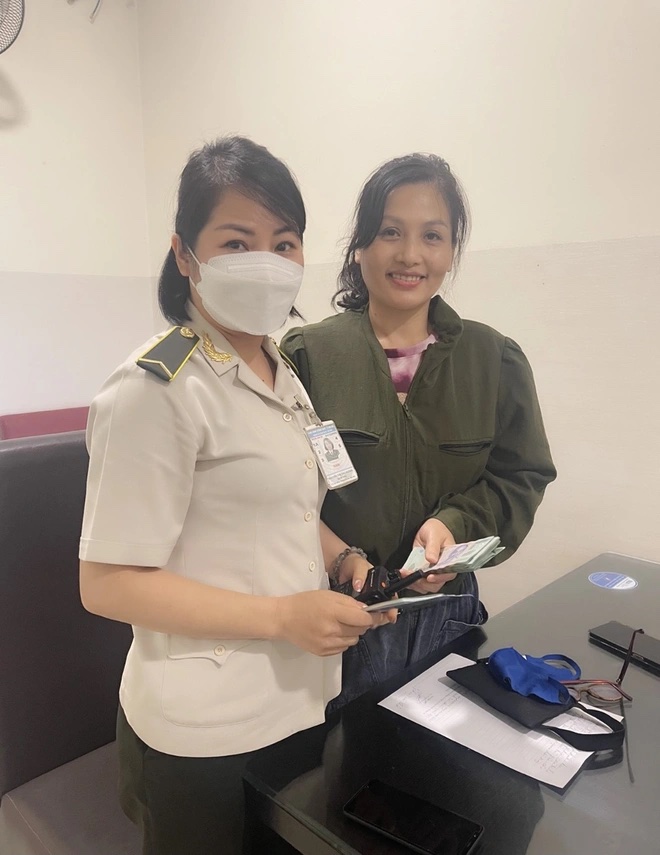 hanh khach di may bay cam nham dong ho o noi bai bi giu tai tan son nhat2 copy hanh khach di may bay cam nham dong ho o noi bai bi giu tai tan son nhat2 copy