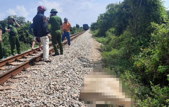 tin tuc tai nan giao thong moi ngay 29 10 2022 di bo tren khu vuc duong sat mot nguoi dan ong bi tau hoa tong tu vong dspl 1