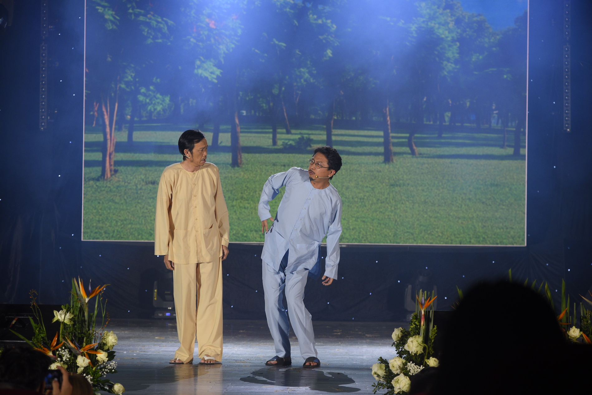 nsut hoai linh ca si hien thuc va loat nghe si dinh dam tham du dem dien tim me trong mo3