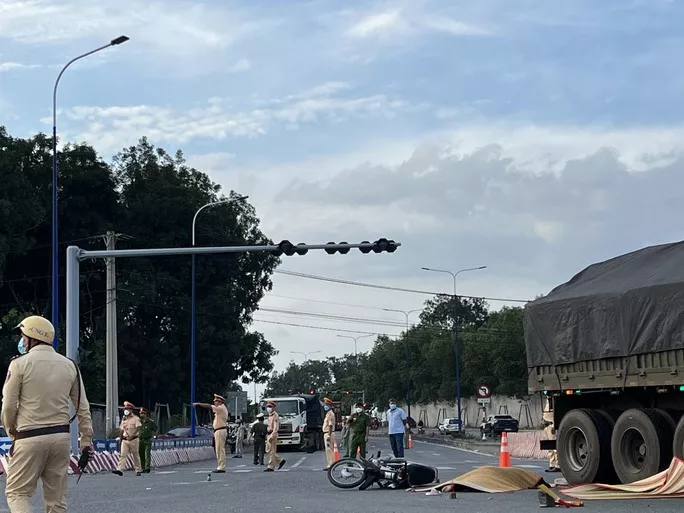 tin tuc tai nan giao thong moi ngay 31 10 2022 danh tinh 4 nguoi trong 1 gia dinh bi xe dau keo tong tu vong dspl 1 tin tuc tai nan giao thong moi ngay 31 10 2022 danh tinh 4 nguoi trong 1 gia dinh bi xe dau keo tong tu vong dspl 1