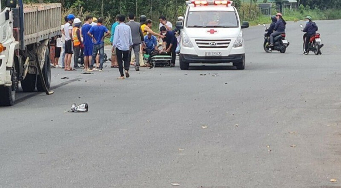 tin tuc tai nan giao thong moi ngay 20 11 xe may tong nghieng xe tai nam thanh nien tu vong dspl