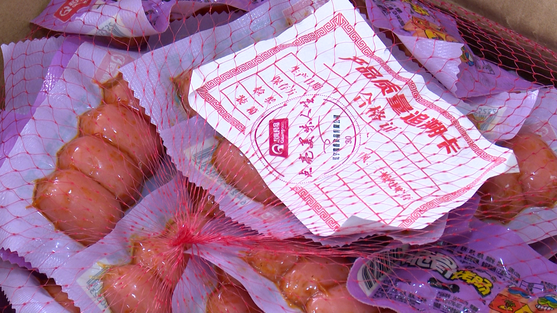 ha noi xe tai ngang nhien van chuyen hang chuc ngan goi xuc xich mini banh quy mang nhan la ngon ngu nuoc ngoai1