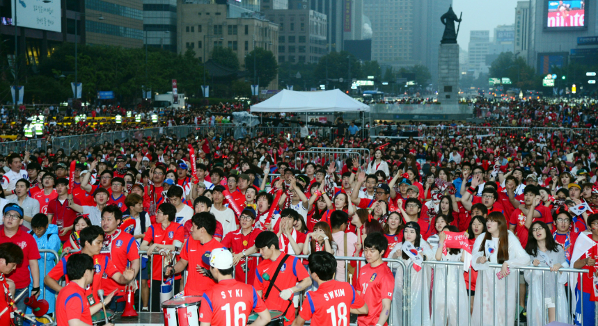 seoul cho phep co vu tren duong pho dip world cup 2022 seoul cho phep co vu tren duong pho dip world cup 2022