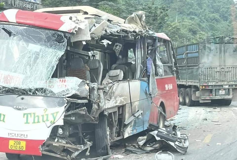tin tuc tai nan giao thong moi ngay 24 11 oto khach nat tuom sau va cham voi xe dau keo 5 nguoi thuong vong dspl 1