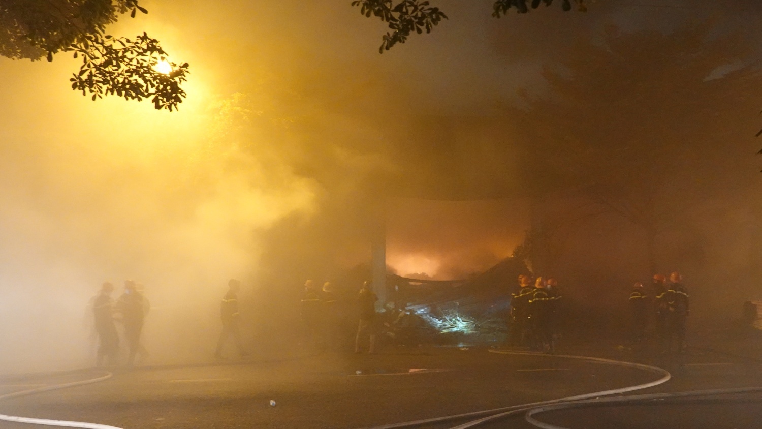 binh dinh nha kho boc chay trong dem nhieu mat hang tieu dung bi thieu rui4