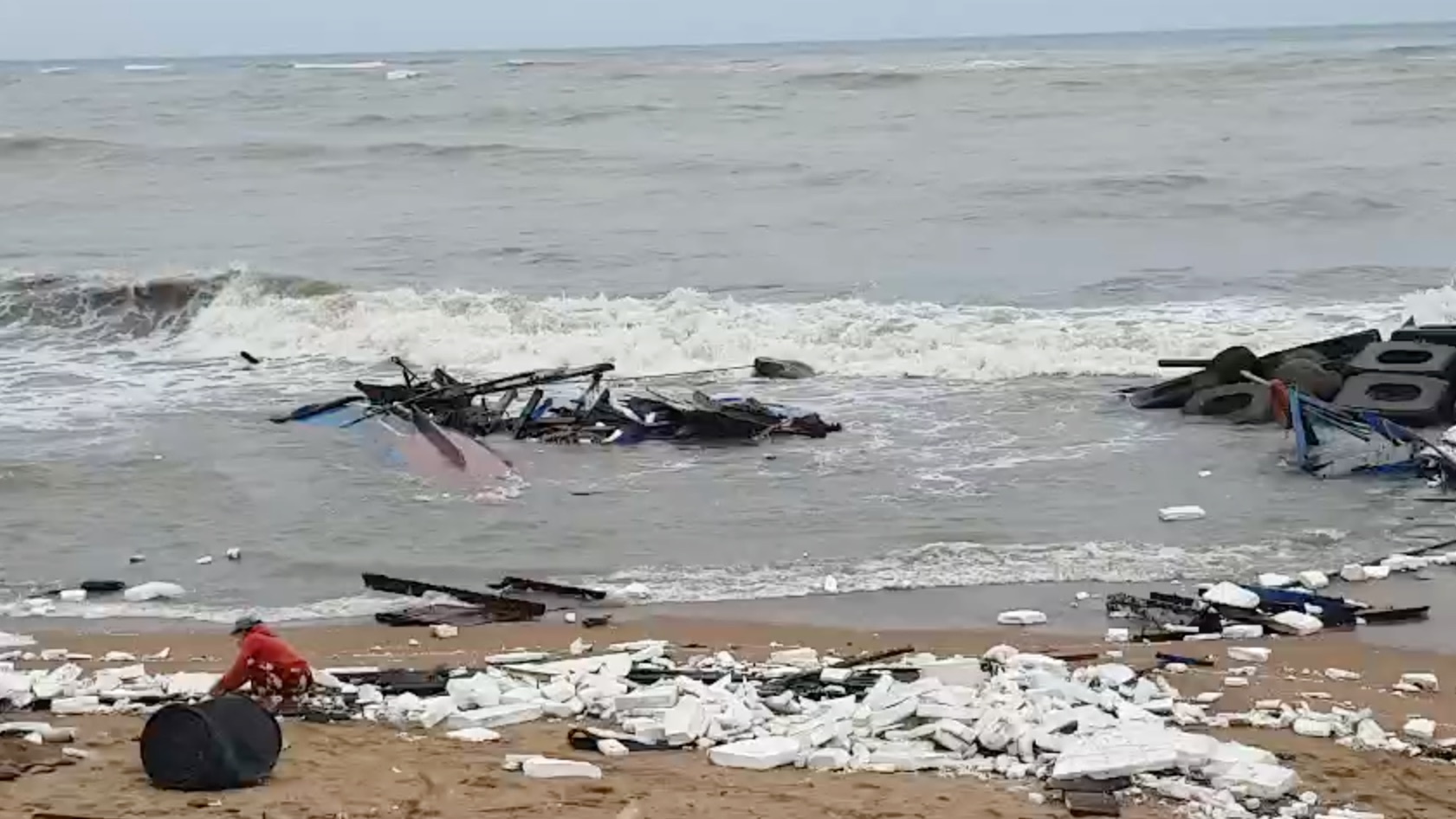 phu yen tau ca mac can o cua bien bi song danh tan hoang phu yen tau ca mac can o cua bien bi song danh tan hoang
