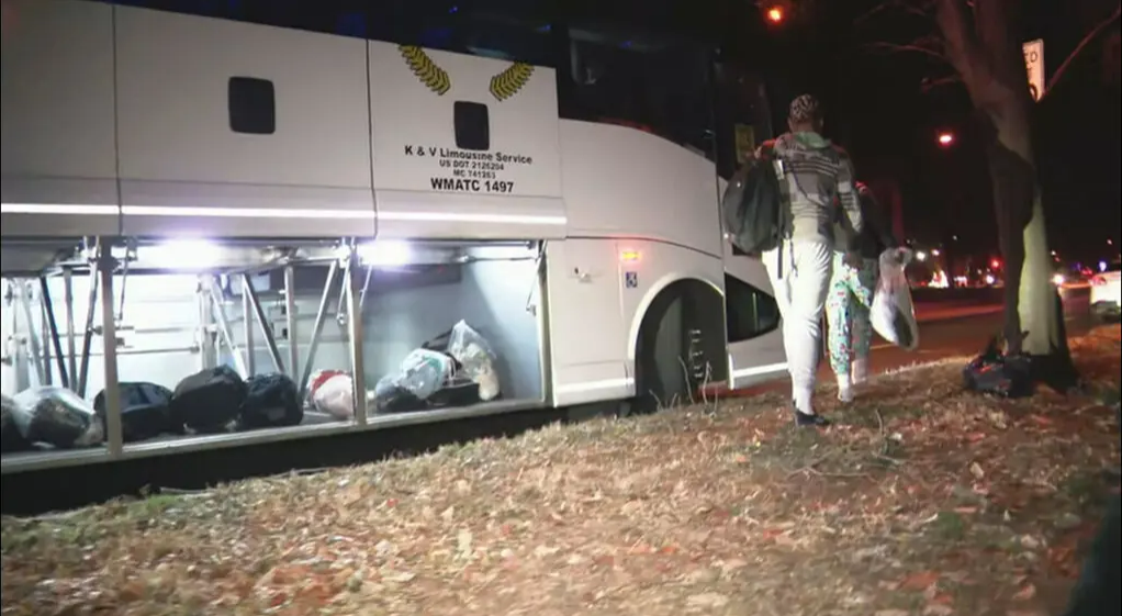 hon 100 nguoi nhap cu den truoc nha pho tong thong my dem giang sinh1 hon 100 nguoi nhap cu den truoc nha pho tong thong my dem giang sinh1