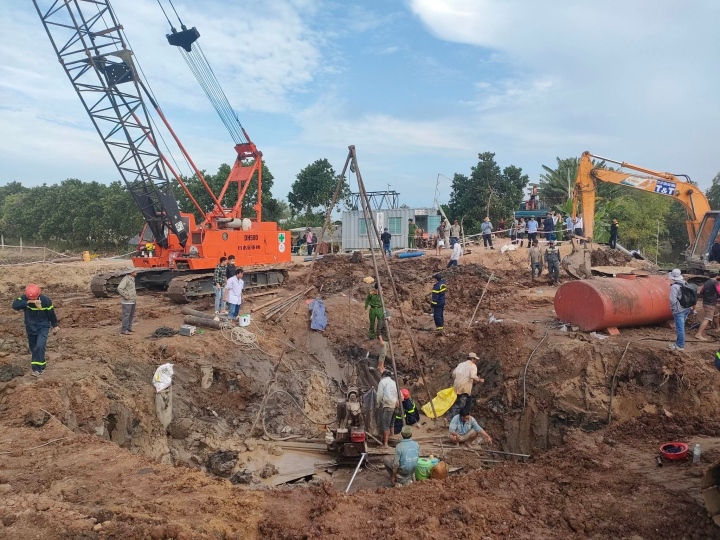 dieu thiet bi chuyen dung giai cuu be trai 10 tuoi roi xuong tru be tong sau 35m dieu thiet bi chuyen dung giai cuu be trai 10 tuoi roi xuong tru be tong sau 35m