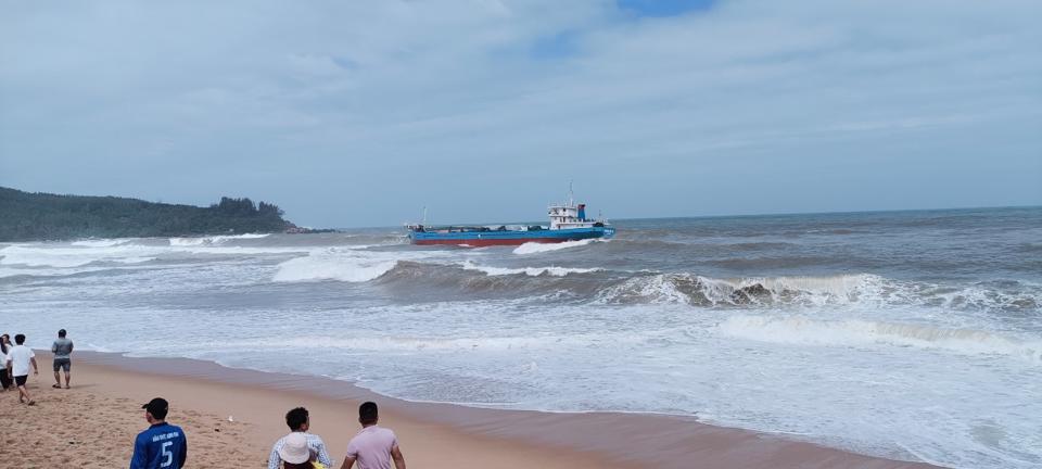 quang ngai 11 thuyen vien gap nan tren bien duoc dua vao bo an toan quang ngai 11 thuyen vien gap nan tren bien duoc dua vao bo an toan