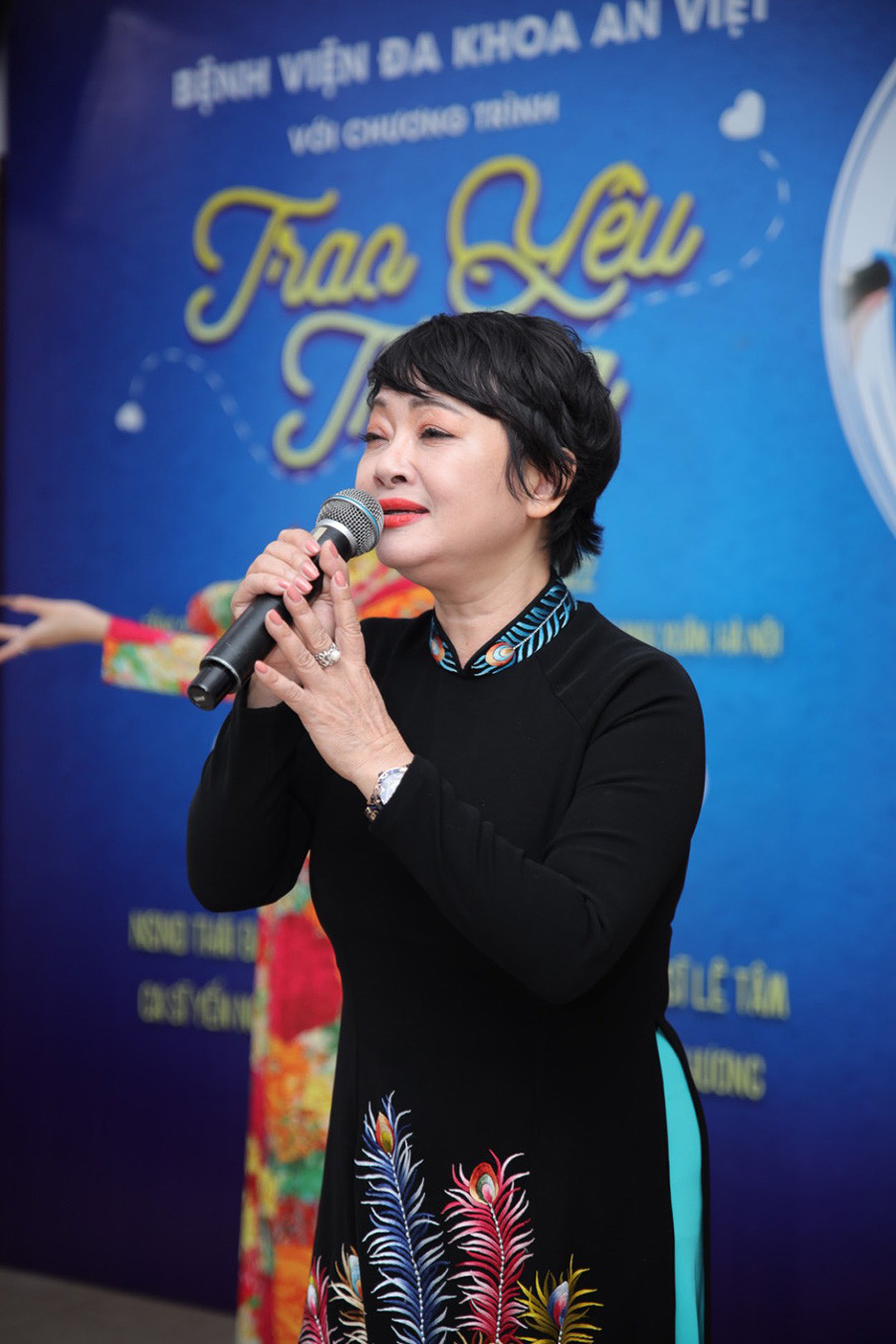 nghe si tra my da khoc trong chuong trinh am nhac trao yeu thuong anh 2 nghe si tra my da khoc trong chuong trinh am nhac trao yeu thuong anh 2