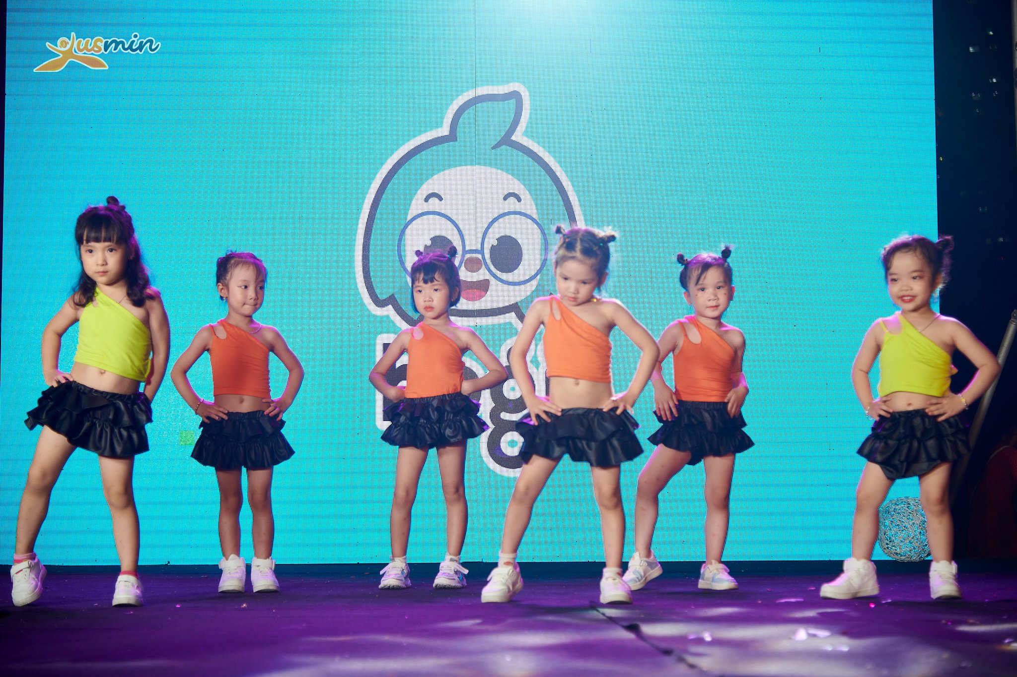phat sot voi than thai cua hai anh trai em trong show dien fashion junction anh 1 phat sot voi than thai cua hai anh trai em trong show dien fashion junction anh 1