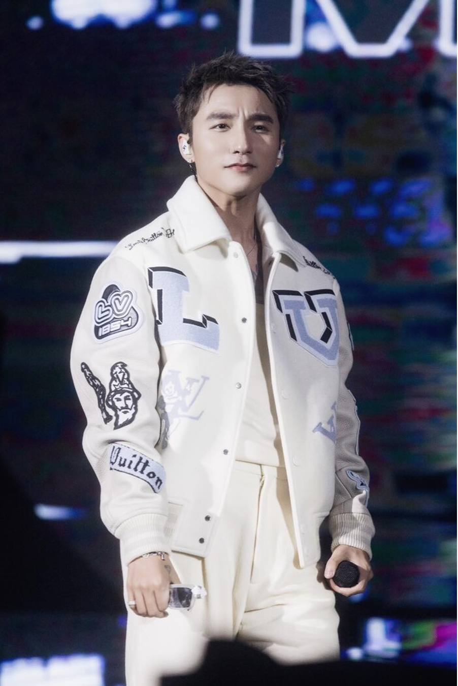 son tung buc xuc muon nem do trong luc trinh dien2 son tung buc xuc muon nem do trong luc trinh dien2