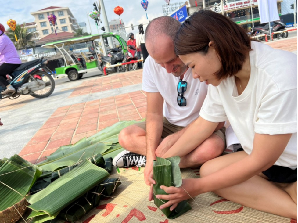 khach nuoc ngoai thich thu goi banh chung an tuong tet co truyen viet nam1 khach nuoc ngoai thich thu goi banh chung an tuong tet co truyen viet nam1