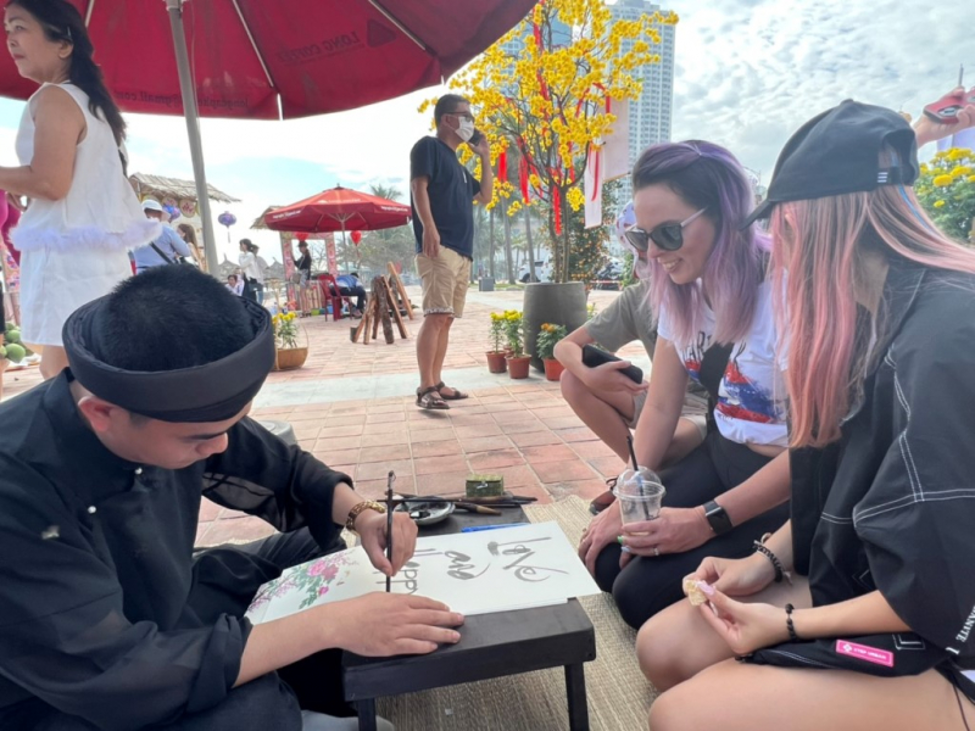 khach nuoc ngoai thich thu goi banh chung an tuong tet co truyen viet nam4 khach nuoc ngoai thich thu goi banh chung an tuong tet co truyen viet nam4