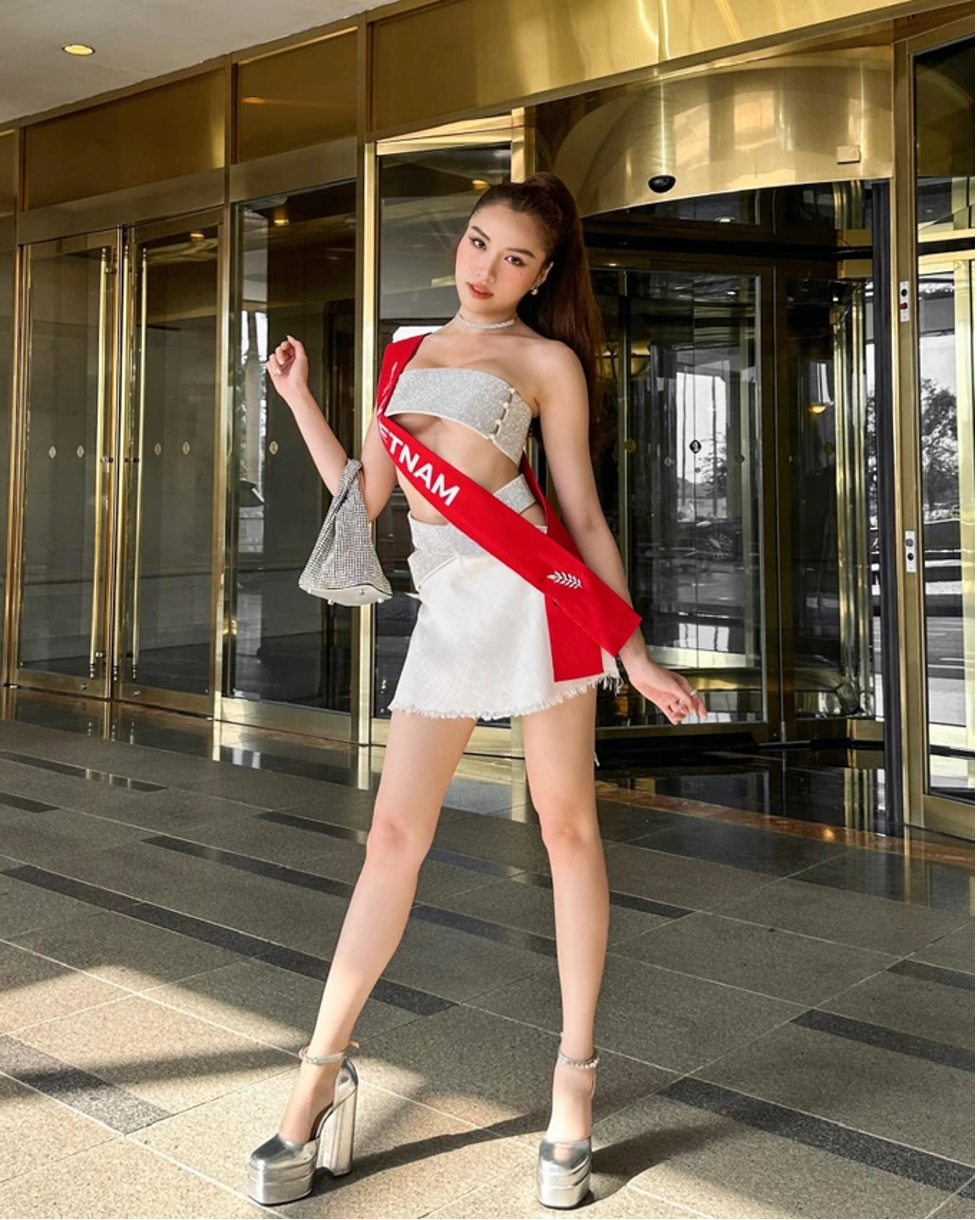 thanh thanh huyen lien tuc gay tranh cai khi quan sash vao tay1 thanh thanh huyen lien tuc gay tranh cai khi quan sash vao tay1