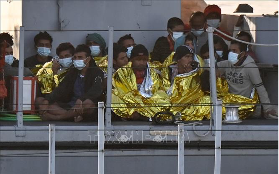 italy giai cuu 38 nguoi di cu ngoai khoi dao lampedusa1