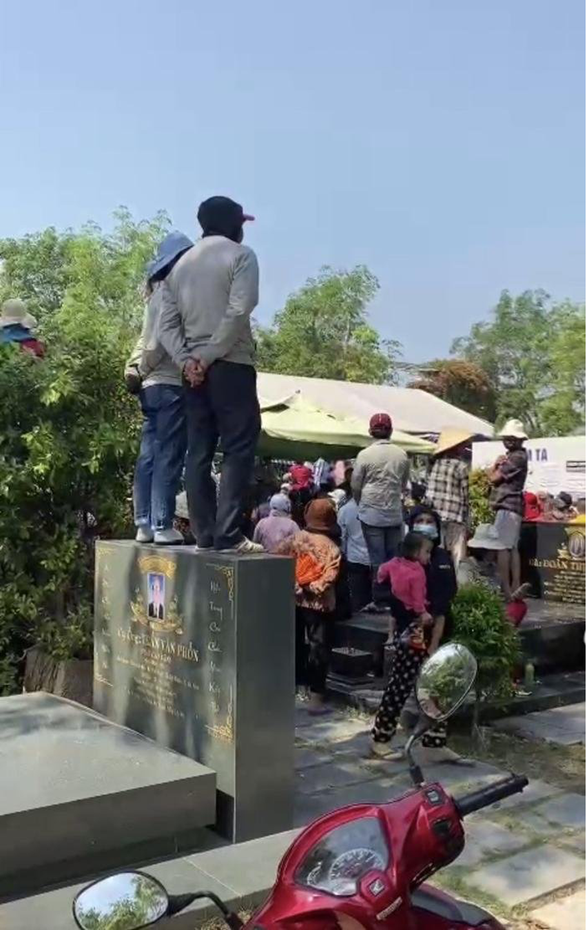 len an hanh dong giam dap len bia mo de theo doi le an tang nsut vu linh3 len an hanh dong giam dap len bia mo de theo doi le an tang nsut vu linh3